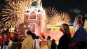 Ohňostroj, který ukončil oficiální oslavy, začal přesně v deset hodin večer moskevského času