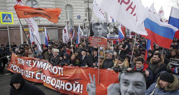 Památku zavražděného Němcova v centru Moskvy uctilo 15 tisíc lidí