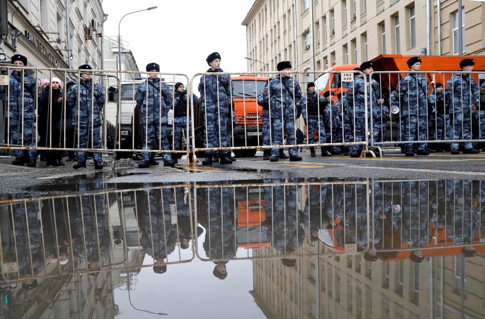 Tisíce lidí se dnes v centru Moskvy zúčastnily každoročního pochodu k uctění památky Borise Němcova, opozičního politika a předního kritika ruského prezidenta Vladimira Putina. (24.2.2019)