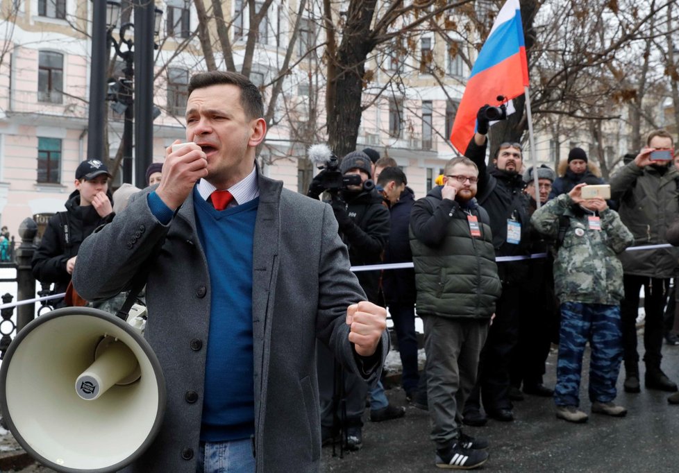 Tisíce lidí se dnes v centru Moskvy zúčastnily každoročního pochodu k uctění památky Borise Němcova, opozičního politika a předního kritika ruského prezidenta Vladimira Putina. (24.2.2019)