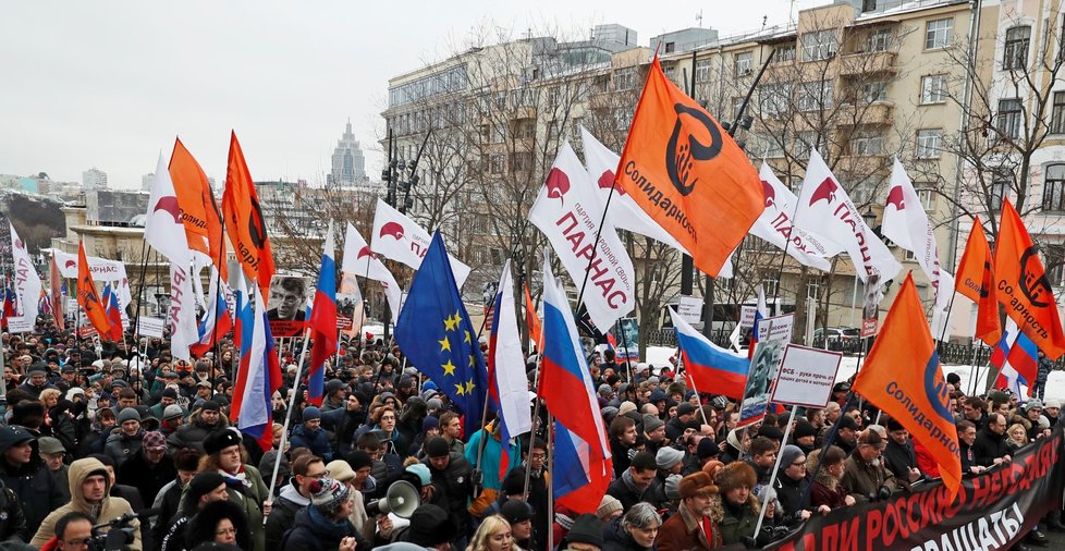 Tisíce lidí se dnes v centru Moskvy zúčastnily každoročního pochodu k uctění památky Borise Němcova, opozičního politika a předního kritika ruského prezidenta Vladimira Putina. (24.2.2019)