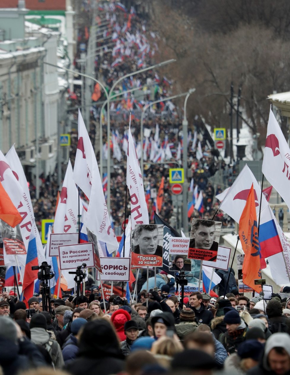 Tisíce lidí se dnes v centru Moskvy zúčastnily každoročního pochodu k uctění památky Borise Němcova, opozičního politika a předního kritika ruského prezidenta Vladimira Putina. (24.2.2019)