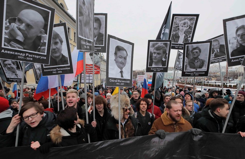 Tisíce lidí se dnes v centru Moskvy zúčastnily každoročního pochodu k uctění památky Borise Němcova, opozičního politika a předního kritika ruského prezidenta Vladimira Putina. (24.2.2019)