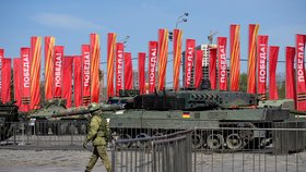 Moskva pořádá výstavu ukořistěné západní vojenské techniky. Zacharovová zve diplomaty