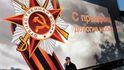 Moskvan se symbolem 65. výročí velkého vítězství ve vlastenecké válce
