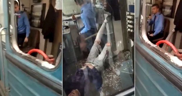 Úžas strojvedoucího: Sebevrah mu v metru proletěl tvrzeným sklem do kabiny