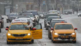 Ruské hlavní město bude ještě nejméně týden bojovat s rekordní sněhovou kalamitou, kterou se komunální služby usilovně snaží zvládat od sobotního rána.