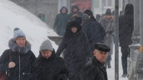 Ruské hlavní město bude ještě nejméně týden bojovat s rekordní sněhovou kalamitou, kterou se komunální služby usilovně snaží zvládat od sobotního rána.
