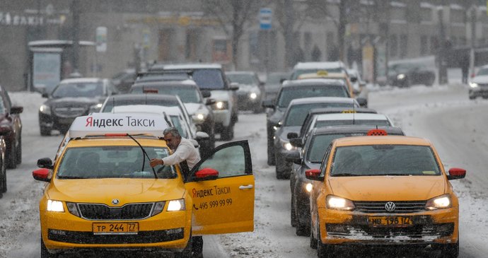 Ruské hlavní město bude ještě nejméně týden bojovat s rekordní sněhovou kalamitou, kterou se komunální služby usilovně snaží zvládat od sobotního rána.