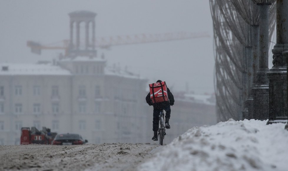 Ruské hlavní město bude ještě nejméně týden bojovat s rekordní sněhovou kalamitou, kterou se komunální služby usilovně snaží zvládat od sobotního rána.