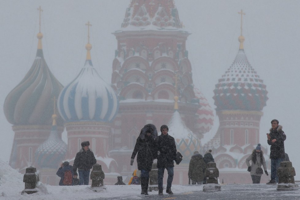Ruské hlavní město bude ještě nejméně týden bojovat s rekordní sněhovou kalamitou, kterou se komunální služby usilovně snaží zvládat od sobotního rána.