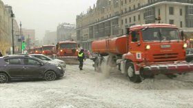 Sněhové závěje, nehody a zrušené lety: Ochromená Moskva dál bojuje s kalamitou