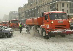 Havárie aut, zácpy a zrušené lety: Ochromená Moskva se topí ve sněhu