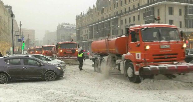 Sněhové závěje, nehody a zrušené lety: Ochromená Moskva dál bojuje s kalamitou