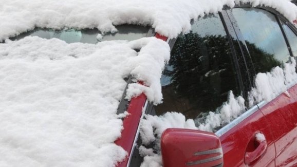 Za špatně očištěné auto hrozí přísný trest. Jak ho v zimě správně připravit?