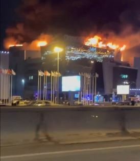 Ruská média informují o střelbě a explozi v koncertní síni na předměstí Moskvy