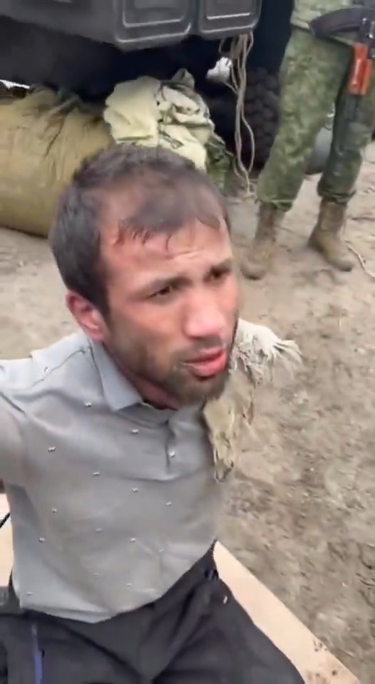 Výslech jednoho z údajných teroristů, kteří útočili na okraji Moskvy.