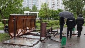 Silný uragán v Moskvě vyvrátil tisíce stromů a připravil o život 16 lidí.