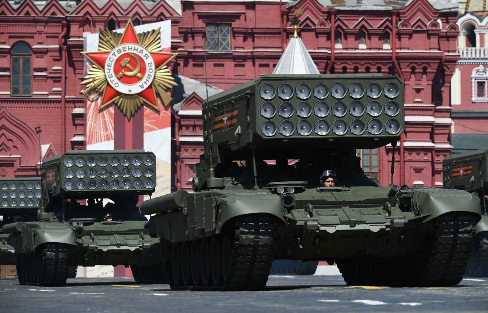 Termobarické zbraně na vojenské přehlídce v Moskvě.