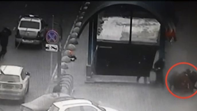 Žena, kterou již zadržují moskevští policisté. Žena, kterou již zadržují moskevští policisté.
