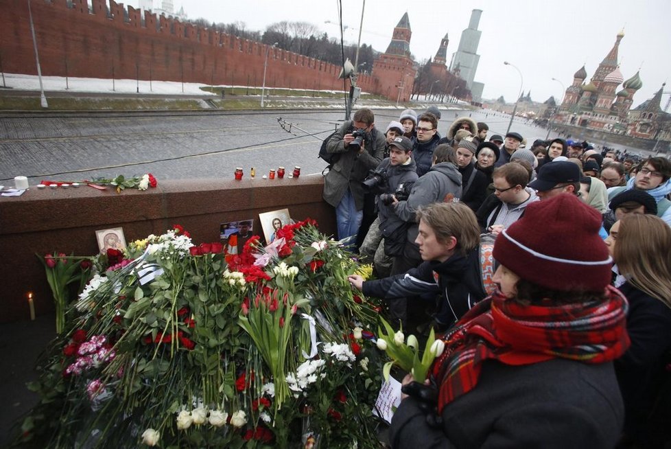 Moskvané kladou na místo vraždy Borise Němcova květiny.
