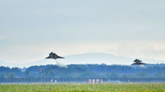 Stíhačky Saab 37 Viggen na letišti v Mošnově