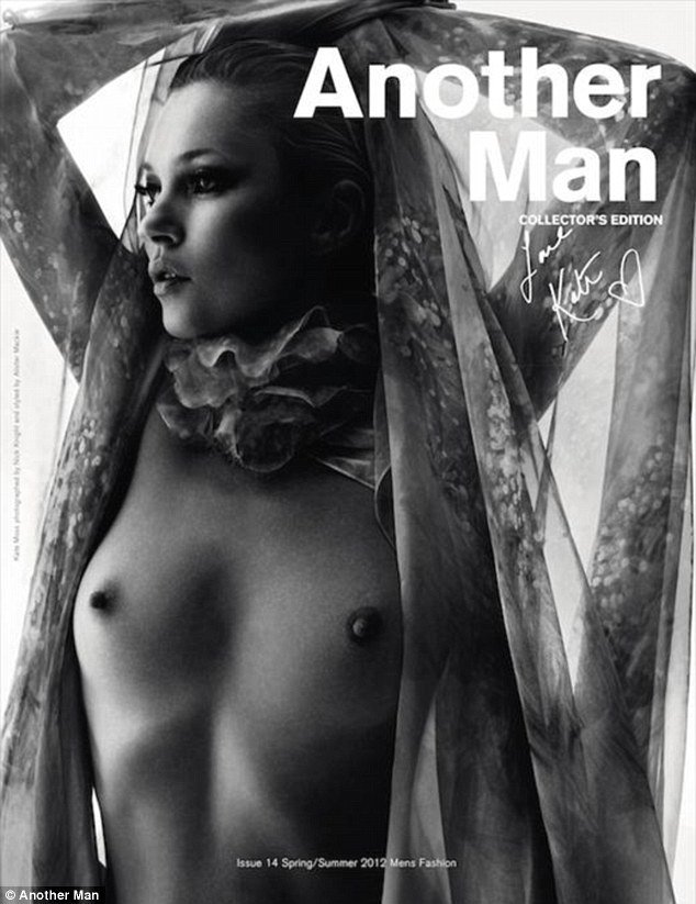 Kate Moss pózovala polonahá pro magazín Another Man