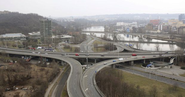 Dopravní komplikace v Praze 7: Přesunuli zastávku, opraví zeď a kanalizaci