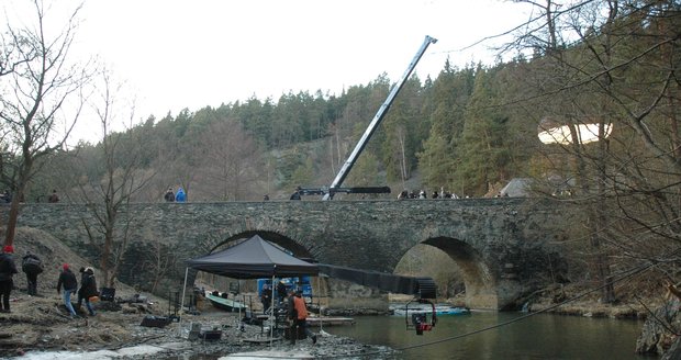 Takhle most vypadal, když tu filmaři točili klip pro britskou skupinu Depeche Mode (březen 2011).