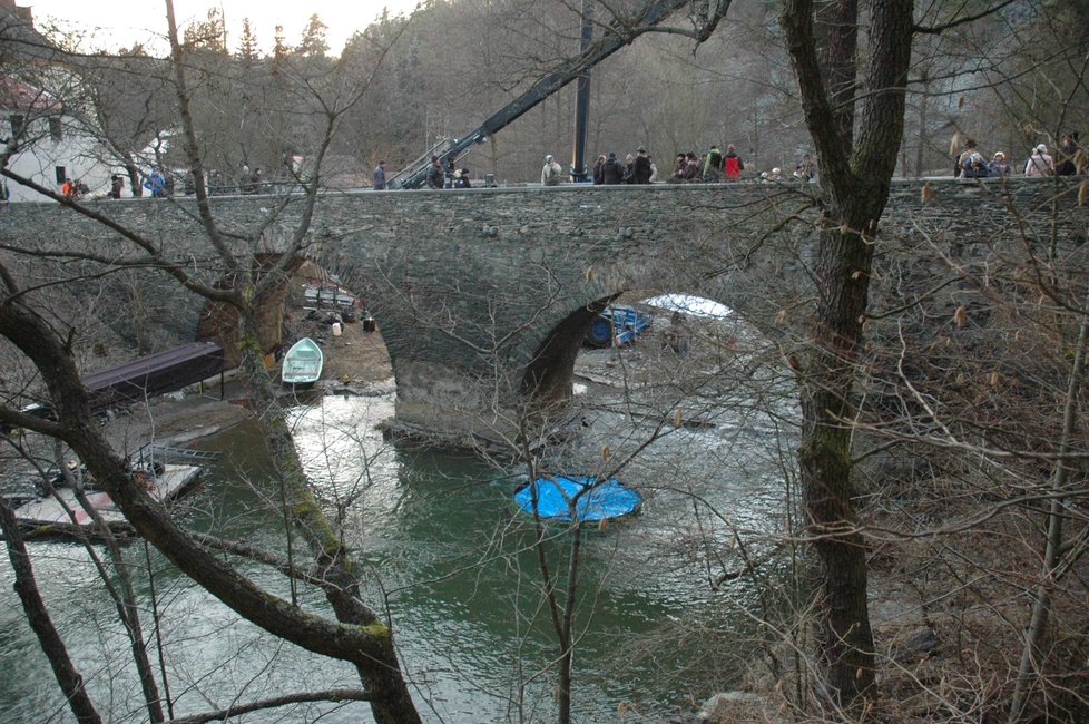 Takhle most vypadal, když tu filmaři točili klip pro britskou skupinu Depeche Mode (březen 2011).