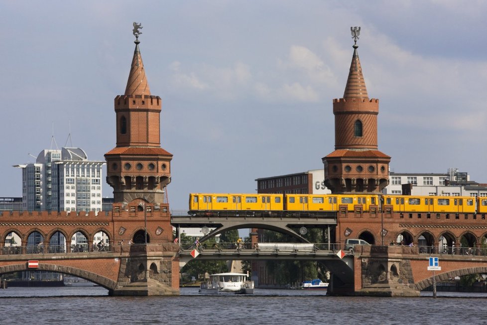 Most Oberbaum se klene přes řeku Sprévu.