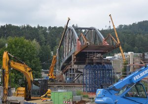 Mostní konstrukce už zamířila nad tratí na levý břeh řeky Svitavy.