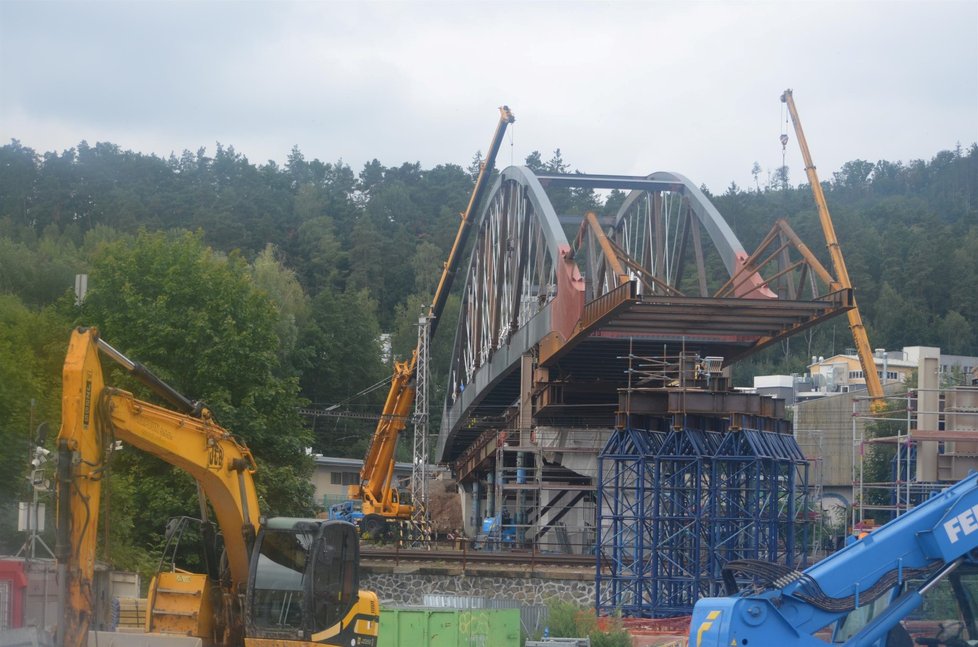 Mostní konstrukce už zamířila nad tratí na levý břeh řeky Svitavy.