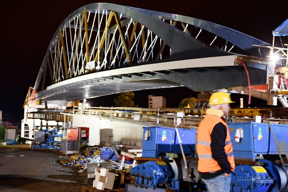 Kvůli zachování provozu železnice mohou dělníci vysouvat most jen v noci.