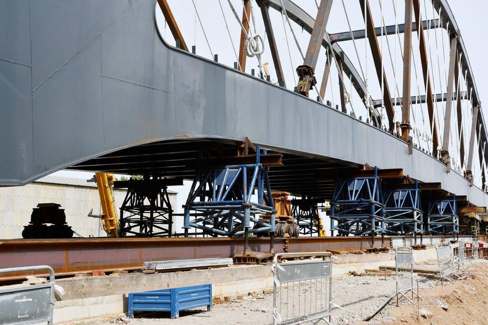 Mostní hlavní nosný ocelový oblouk je dlouhý 77,6 m, délka nosné konstrukce je 158,4 m. Výška mostu nad terénem je 9 m, výška oblouku 12 m.