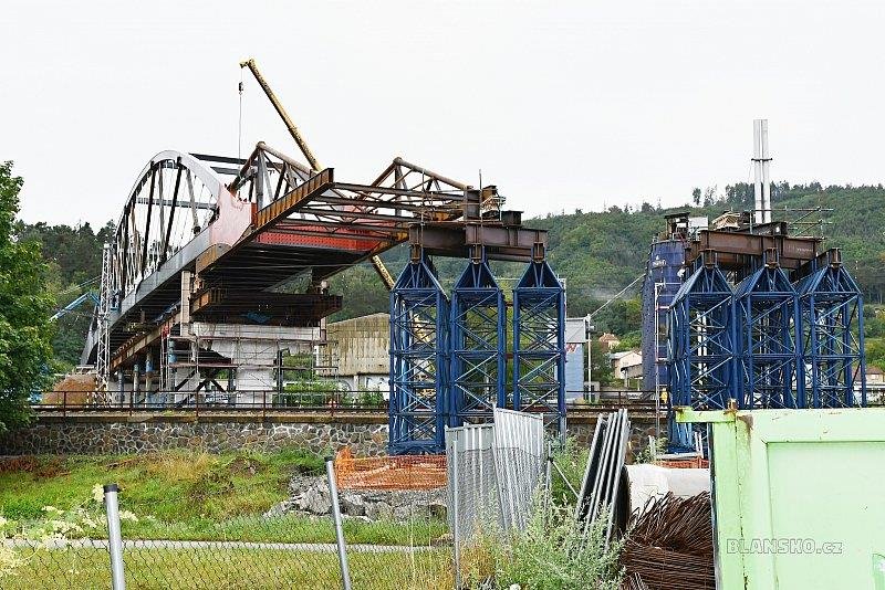 Mostní konstrukce už zamířila nad tratí na levý břeh řeky Svitavy.