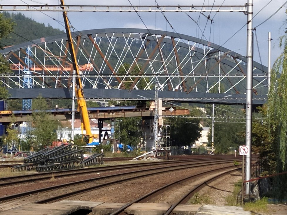 Během druhého dne vysouvání most urazil dalších 25 metrů a překlenul již celou železniční trať. K pátečnímu dosednutí na cílový pilíř chybělo konstrukci už jen poledních 25 metrů.