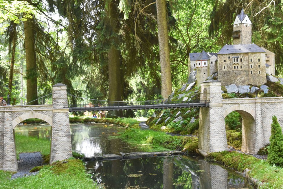 Model hradu Loket s řetězovým mostem císaře Ferdinanda v mariánskolázeňském parku Boheminium.