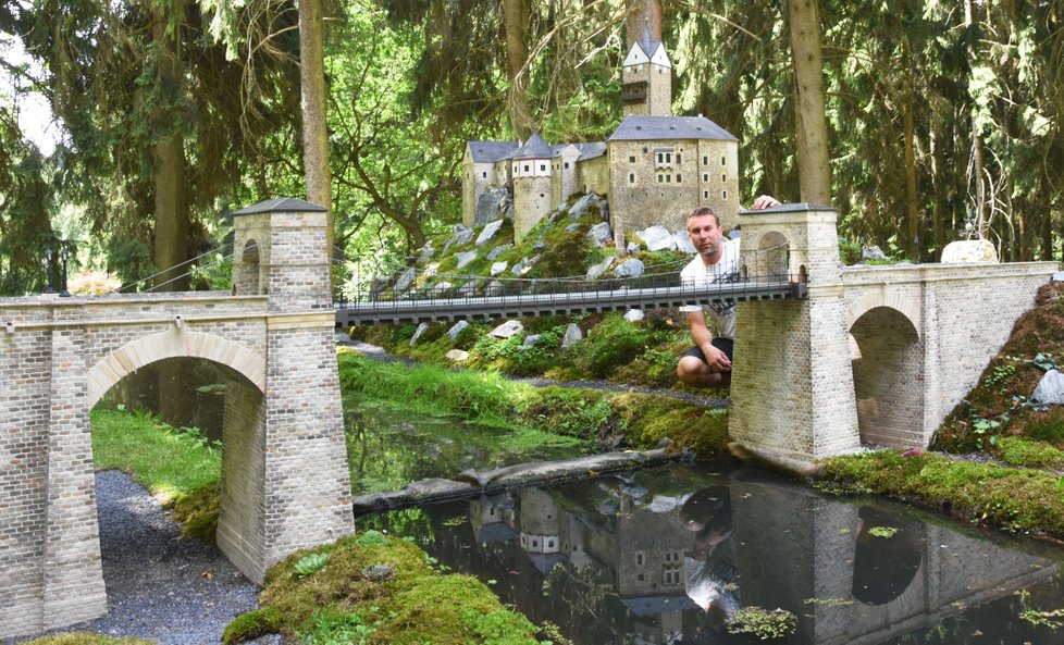 Šéf parku Boheminium Tomáš Slifka u modelu hradu Loket s mostem císaře Ferdinanda.