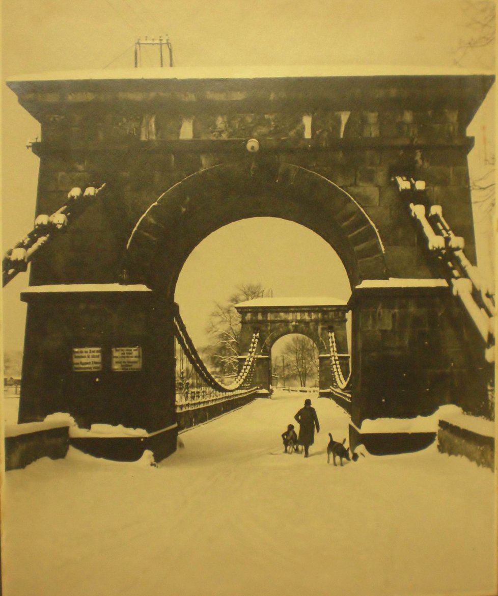 Dobová fotografie řetězového mostu císaře Ferdinanda v Lokti.