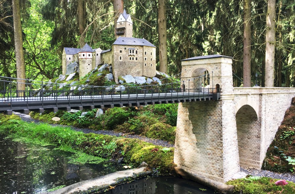 Model hradu Loket s řetězovým mostem císaře Ferdinanda v mariánskolázeňském parku Boheminium.