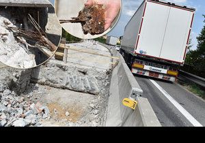 Most v Černé Hoře na Brněnsku je nejhorším mostem v Česku. Jeho stav je tak tristní, že ho ve čtvrtek silničáři zavřeli z hodiny na hodinu. Čeká jej demolice.