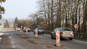 Ředitelství silnic a dálnic v pondělí 19. února v 15 hodin okamžitě uzavřelo most u Černé Hory na Blanensku. Je v tak havarijním stavu, že hrozí jeho zřícení. Omezení rychlosti nepomohlo.