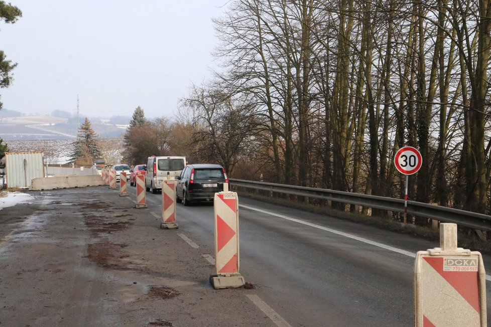 Ředitelství silnic a dálnic v pondělí 19. února v 15 hodin okamžitě uzavřelo most u Černé Hory na Blanensku. Je v tak havarijním stavu, že hrozí jeho zřícení. Omezení rychlosti nepomohlo.