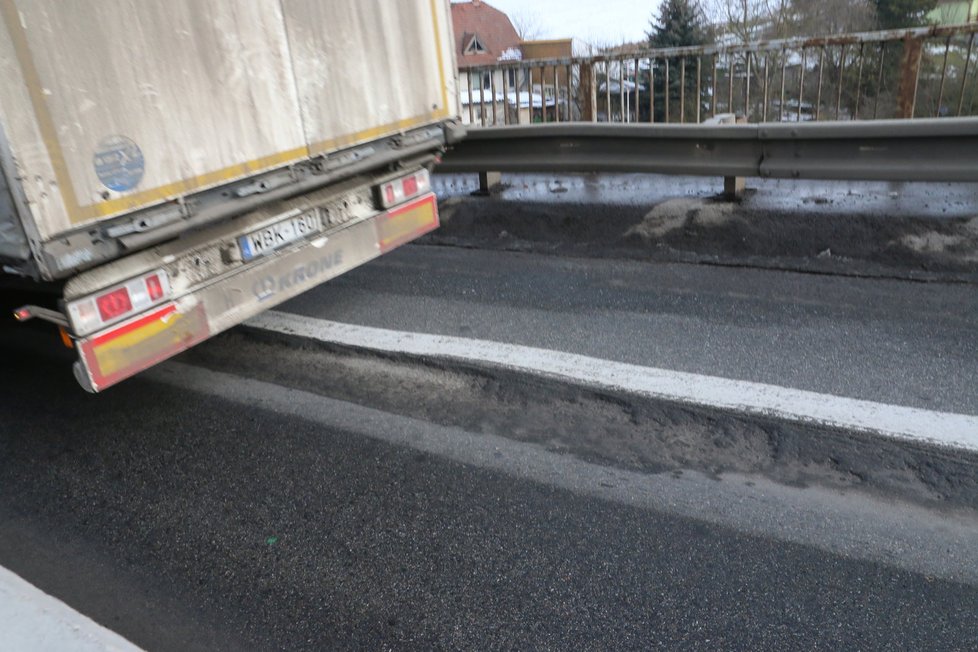 Ředitelství silnic a dálnic v pondělí 19. února v 15 hodin okamžitě uzavřelo most u Černé Hory na Blanensku. Je v tak havarijním stavu, že hrozí jeho zřícení. Omezení rychlosti nepomohlo.