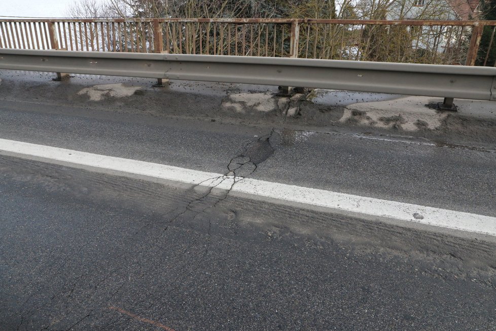 Ředitelství silnic a dálnic v pondělí 19. února v 15 hodin okamžitě uzavřelo most u Černé Hory na Blanensku. Je v tak havarijním stavu, že hrozí jeho zřícení. Omezení rychlosti nepomohlo.