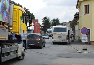 Od června, kdy začali silničáři s opravou mostu, stoupl počet projíždějících aut Černou Horou o 8 tisíc denně, od čtvrtka 20. července, dokonce o 16 tisíc denně.