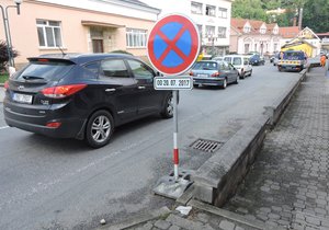 Od června, kdy začali silničáři s opravou mostu, stoupl počet projíždějících aut Černou Horou o 8 tisíc denně, od čtvrtka 20. července, dokonce o 16 tisíc denně.