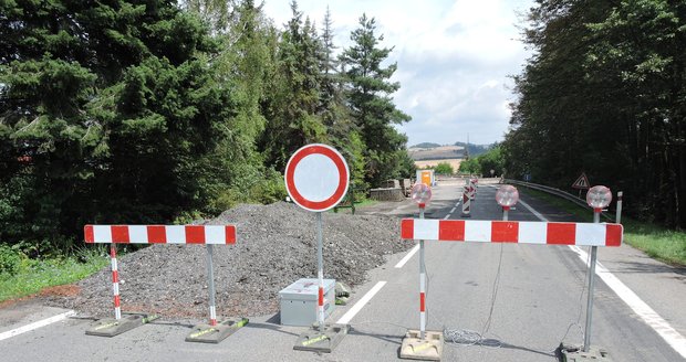Silně frekventovaný most na silnici I/43 mezi Brnem a Boskovicemi u Černé Hory je v katastrofálním stavu. Silničáři z hodiny na hodinu na něm zakázali jakoukoliv dopravu.