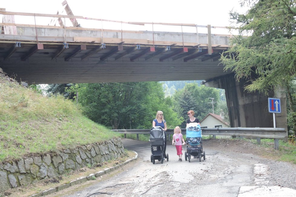 Přestože podle Ředitelství silnic a dálnic je most v Černé Hoře v katastrofálním stavu a může kdykoliv spadnout, obyvatelé o hrozbě nevědí a klidně pod nim chodí i s malými dětmi.